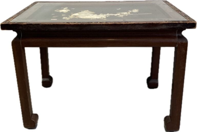 Chine - Table basse en bois mouluré et sculpté de motifs floraux et feuillagés.…