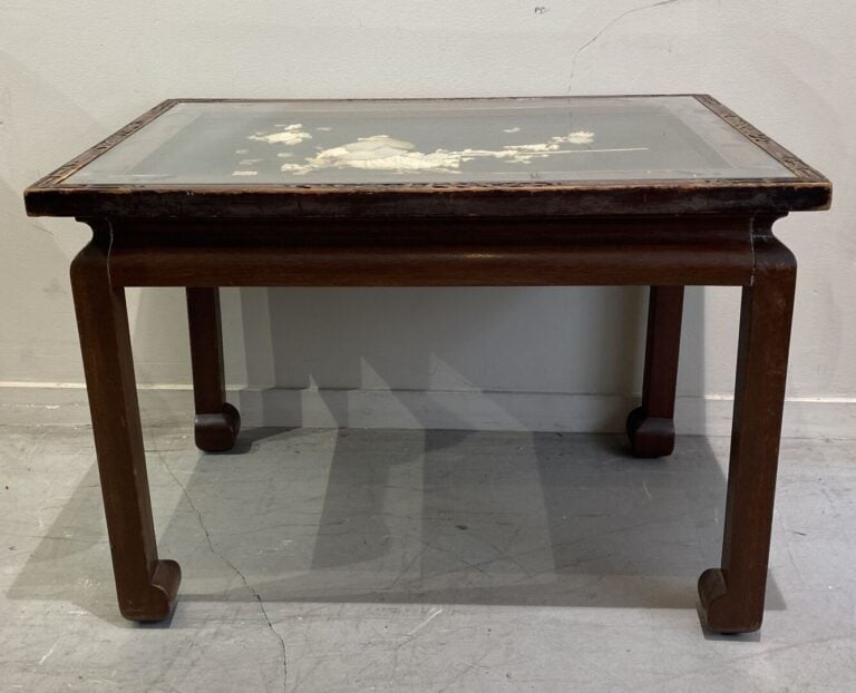 Chine - Table basse en bois mouluré et sculpté de motifs floraux et feuillagés.…