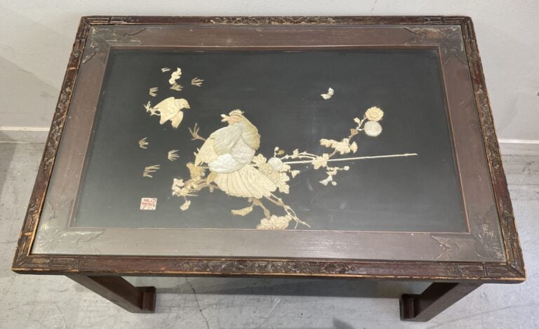 Chine - Table basse en bois mouluré et sculpté de motifs floraux et feuillagés.…