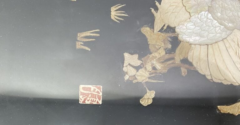 Chine - Table basse en bois mouluré et sculpté de motifs floraux et feuillagés.…