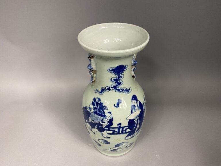 Chine - Vase balustre en céramique céladon à décor bleu blanc des frères HOHO a…