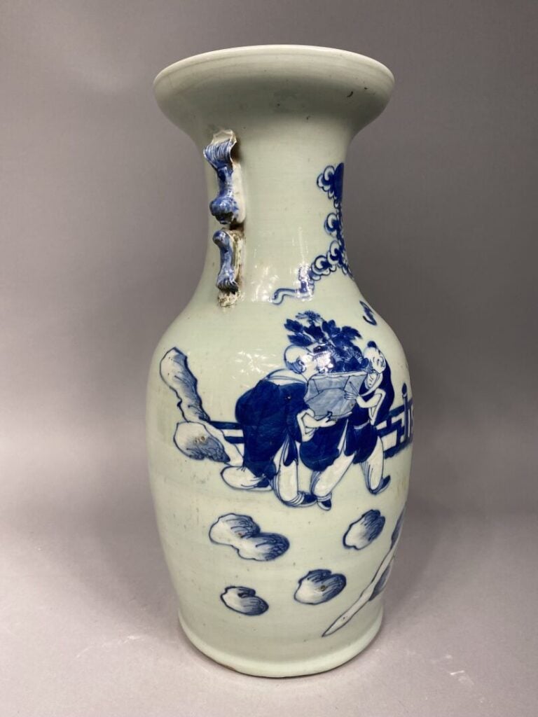 Chine - Vase balustre en céramique céladon à décor bleu blanc des frères HOHO a…