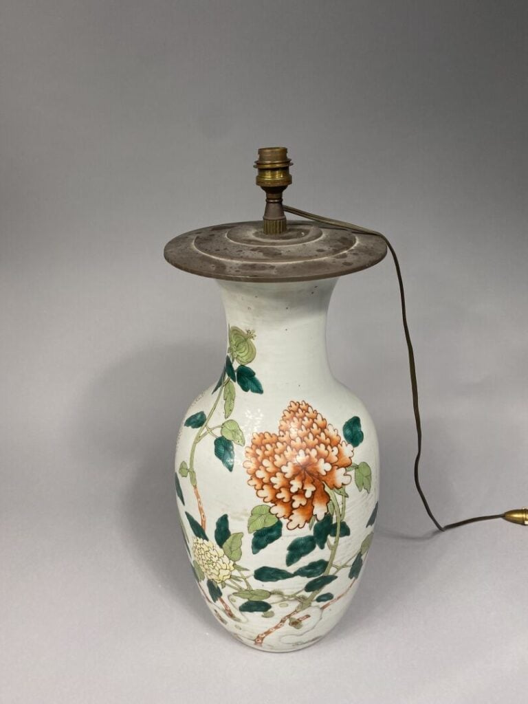 Chine - Vase balustre en porcelaine à décor émaillé de pivoines et papillon - M…