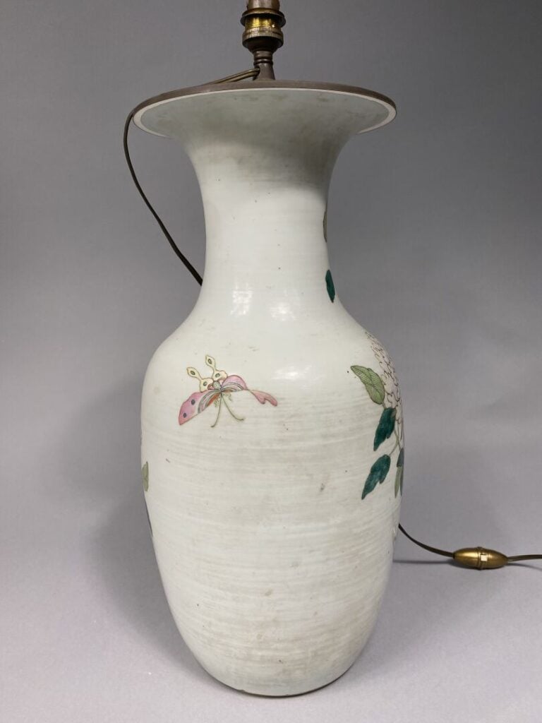 Chine - Vase balustre en porcelaine à décor émaillé de pivoines et papillon - M…