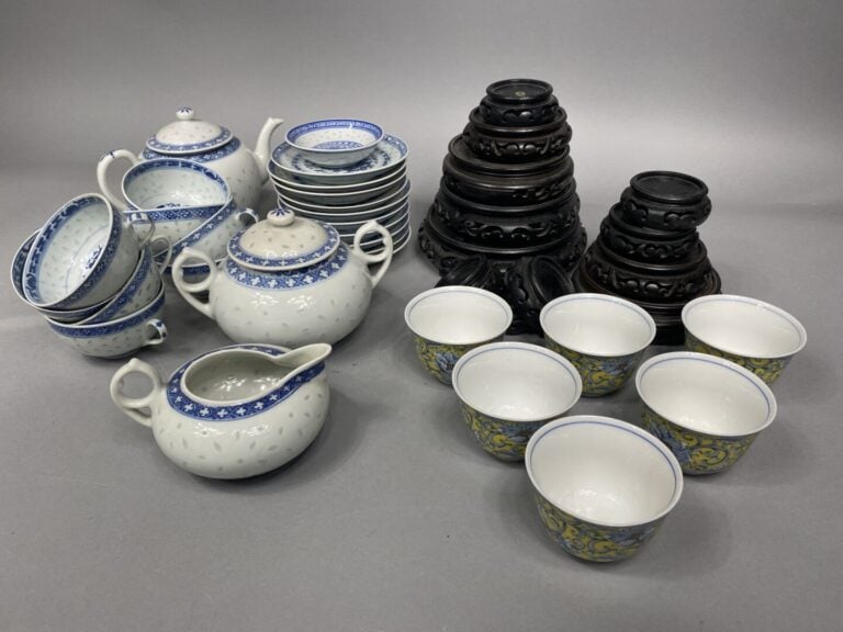 Chine, Vietnam, XXe siècle - Service en porcelaine bleu blanc à décor grain de…