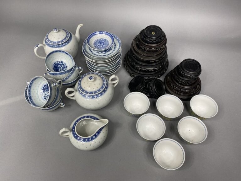 Chine, Vietnam, XXe siècle - Service en porcelaine bleu blanc à décor grain de…