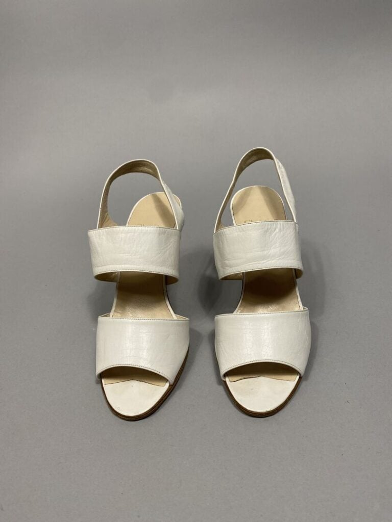 Chirstian DIOR - Paire de sandales à talons en cuir blanc, double lanière, et b…