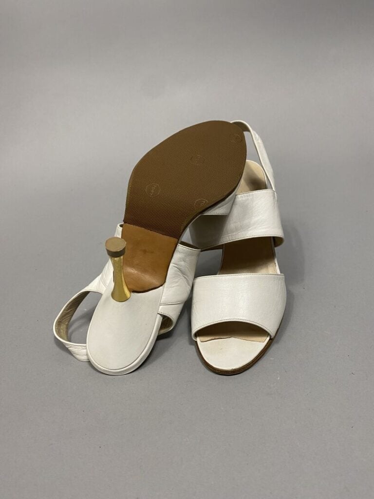 Chirstian DIOR - Paire de sandales à talons en cuir blanc, double lanière, et b…
