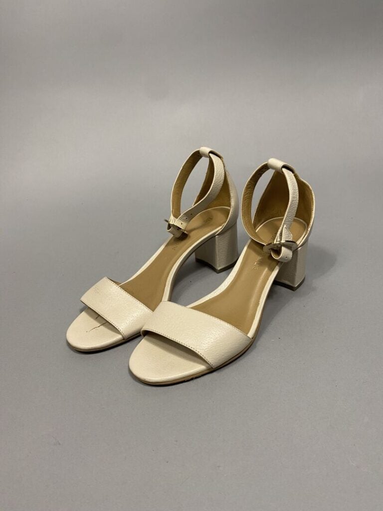 Chirstian DIOR - Paire de sandales à talons en cuir blanc, double lanière, et b…