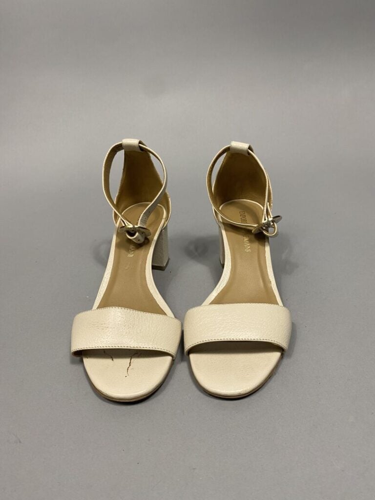 Chirstian DIOR - Paire de sandales à talons en cuir blanc, double lanière, et b…