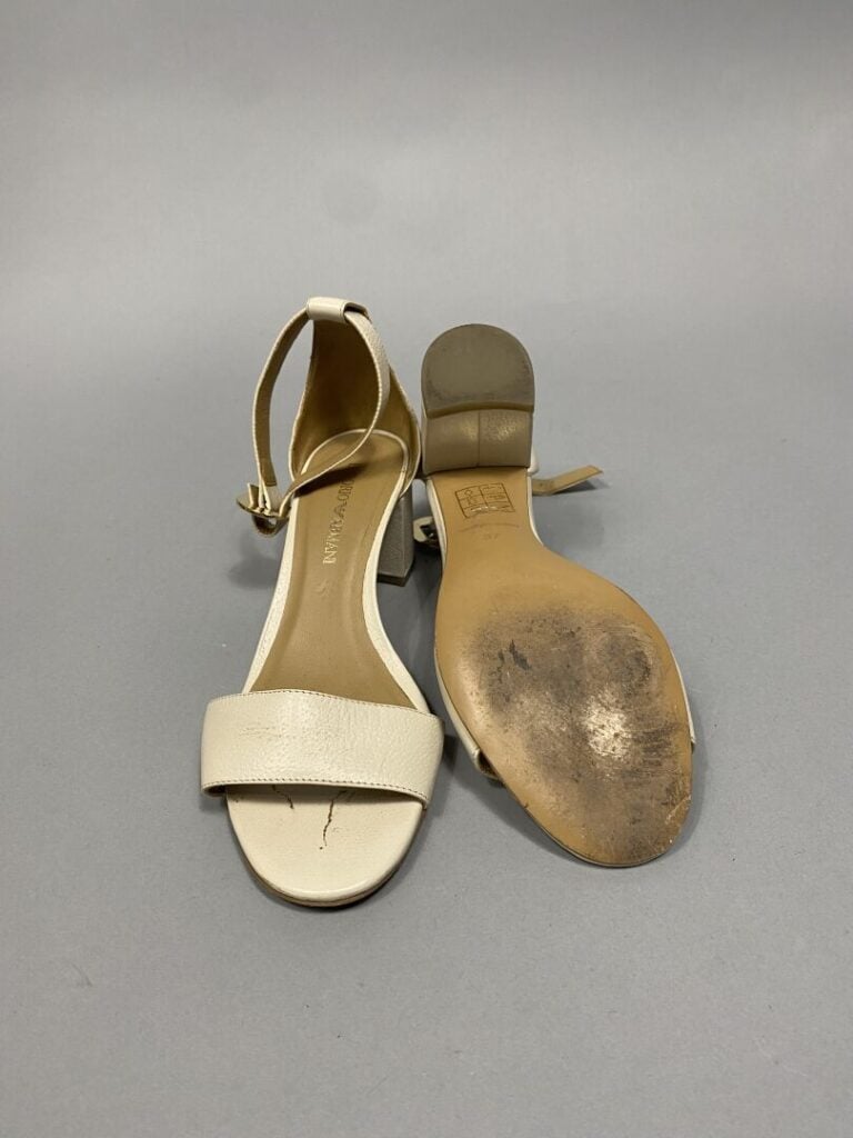 Chirstian DIOR - Paire de sandales à talons en cuir blanc, double lanière, et b…