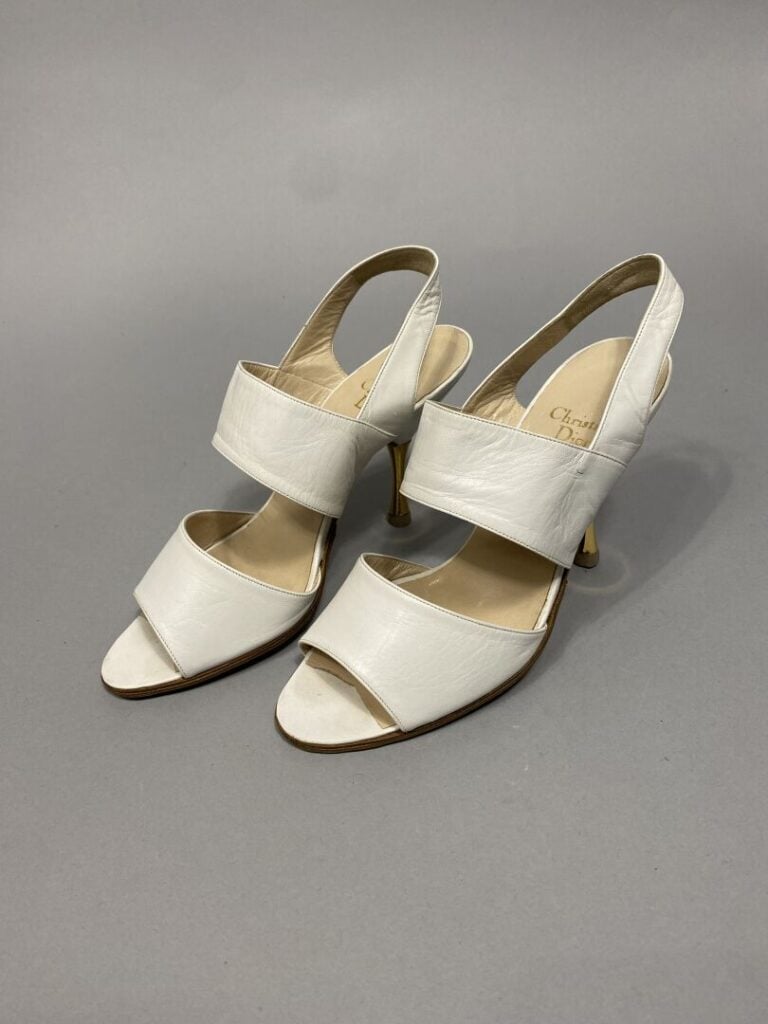 Chirstian DIOR - Paire de sandales à talons en cuir blanc, double lanière, et b…