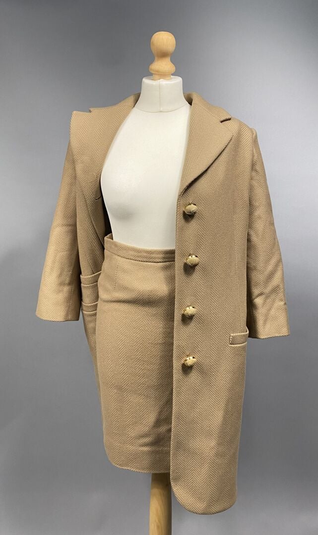 Christian DIOR Boutique Paris - Ensemble comprenant un manteau manche 3/4 et un…