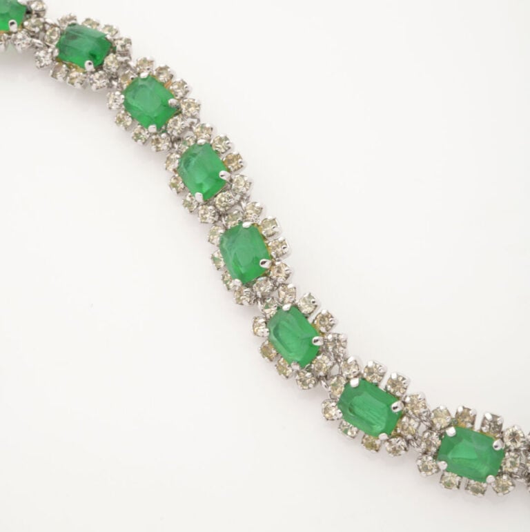 Christian DIOR - Bracelet en métal argenté formé de 12 maillons articulés serti…