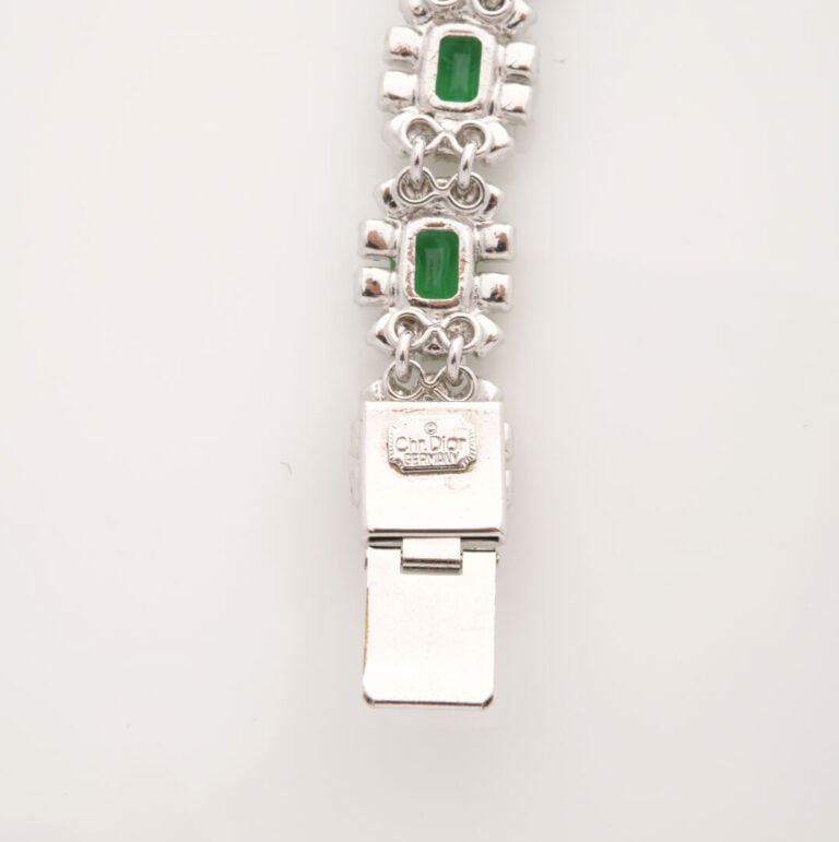 Christian DIOR - Bracelet en métal argenté formé de 12 maillons articulés serti…