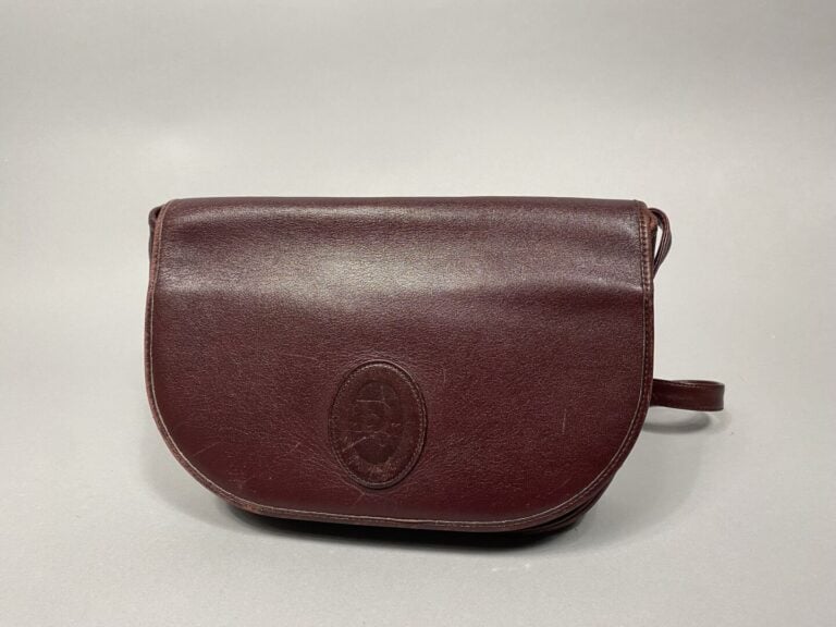 Christian DIOR - Sac porté bandoulière en cuir bordeaux - 26 x 18 x 6 cm - Avec…