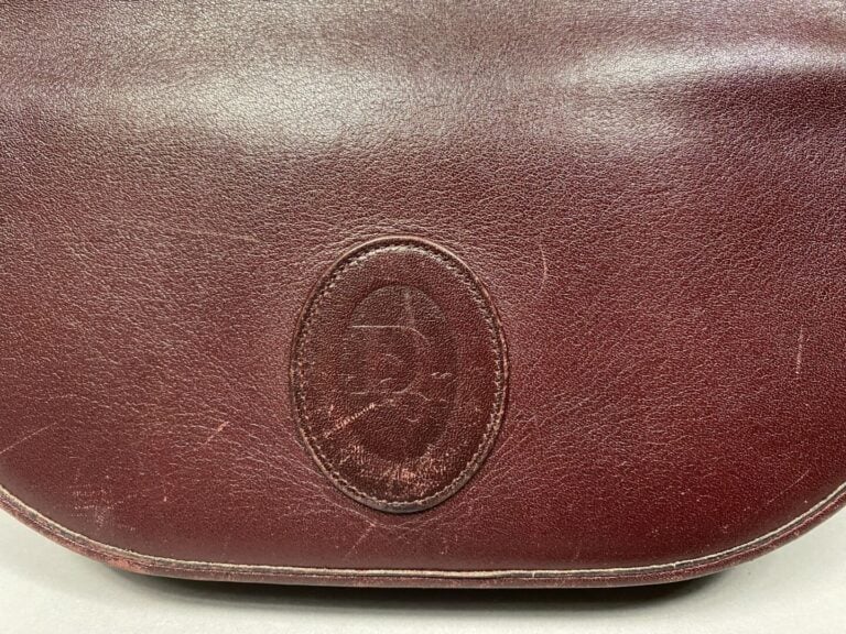 Christian DIOR - Sac porté bandoulière en cuir bordeaux - 26 x 18 x 6 cm - Avec…