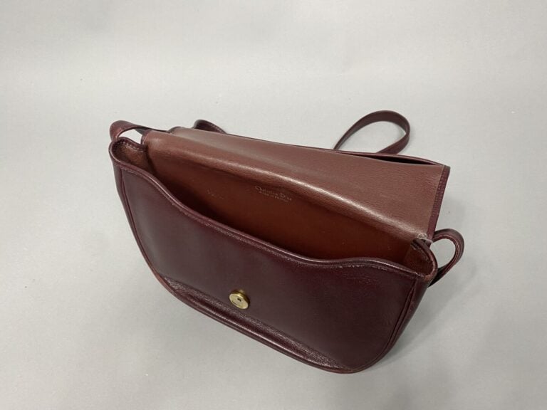 Christian DIOR - Sac porté bandoulière en cuir bordeaux - 26 x 18 x 6 cm - Avec…