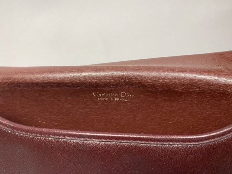 Christian DIOR - Sac porté bandoulière en cuir bordeaux - 26 x 18 x 6 cm - Avec…