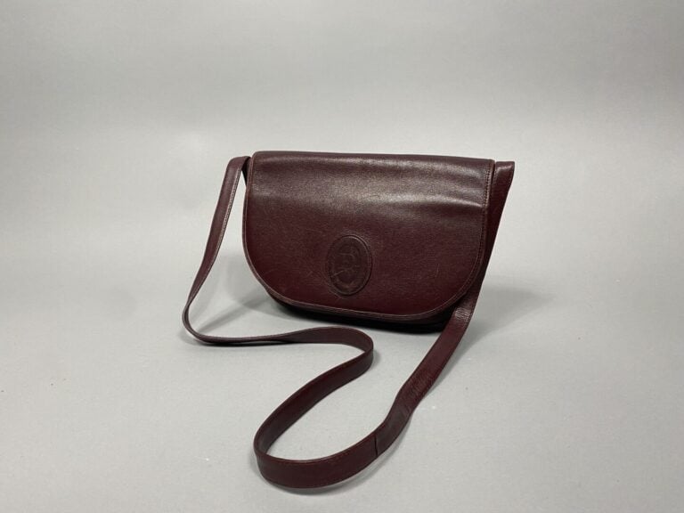 Christian DIOR - Sac porté bandoulière en cuir bordeaux - 26 x 18 x 6 cm - Avec…