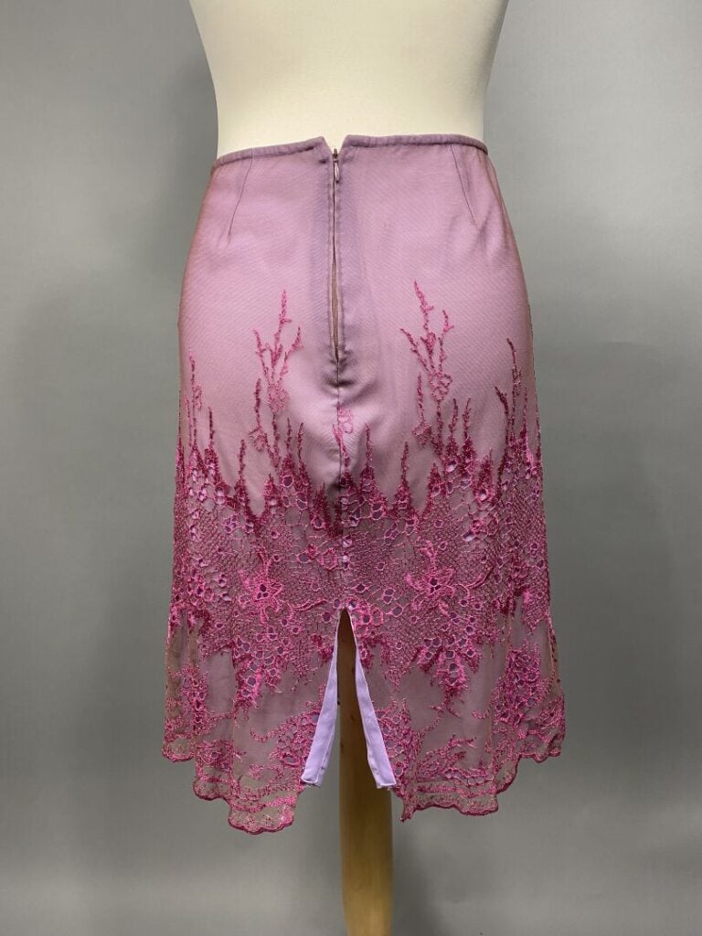 Christian LACROIX - Jupe mi-longue en tulle dans les tons rose et violet à déco…