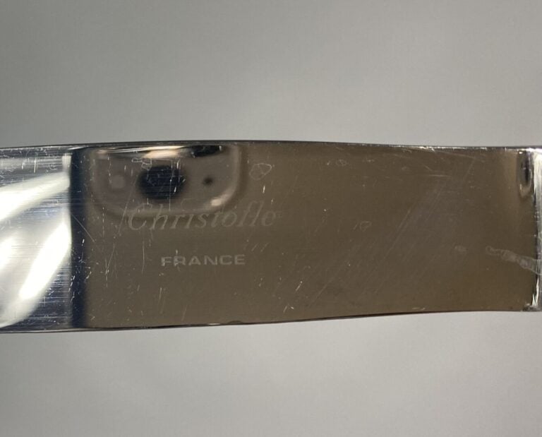 CHRISTOFLE - Partie de ménagère en métal argenté modèle à rinceaux feuillagés c…