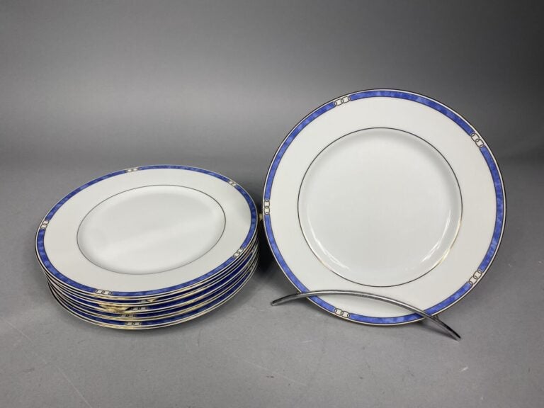 CHRISTOFLE - Service de table en porcelaine modèle "Alliance bleu" 45 pièces co…
