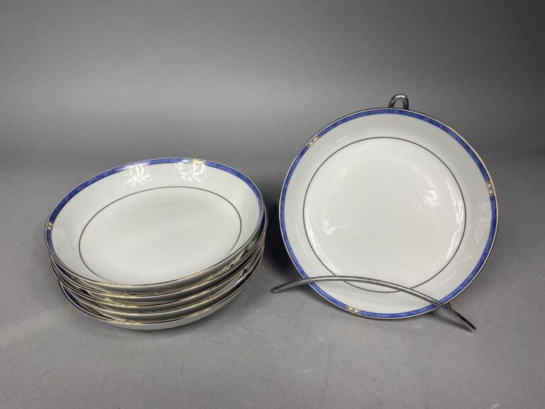 CHRISTOFLE - Service de table en porcelaine modèle "Alliance bleu" 45 pièces co…