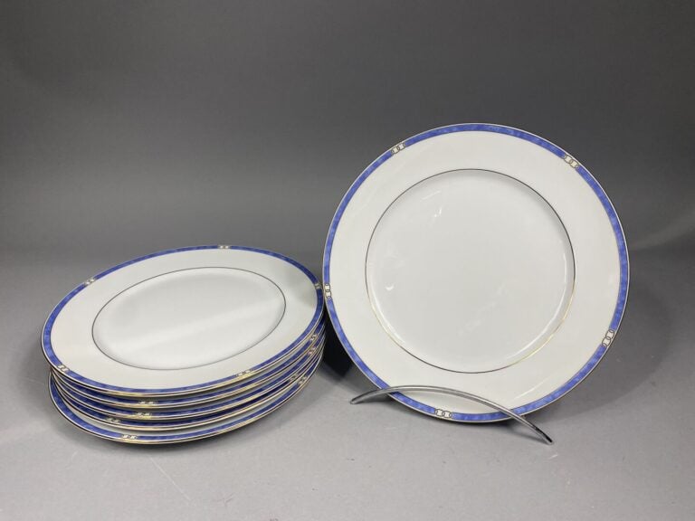 CHRISTOFLE - Service de table en porcelaine modèle "Alliance bleu" 45 pièces co…