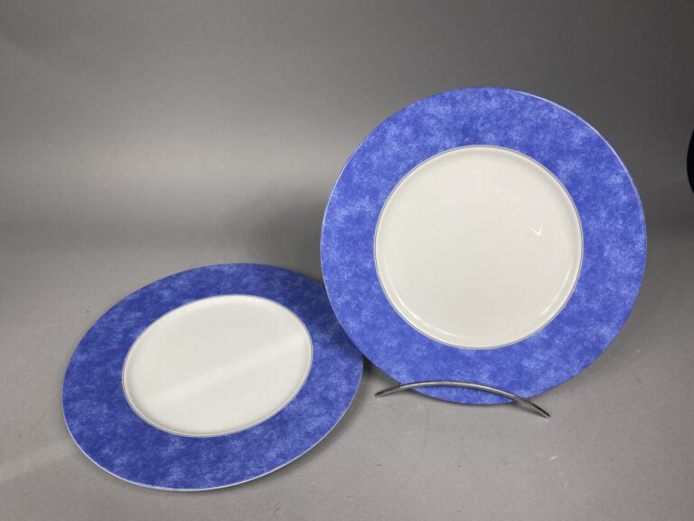 CHRISTOFLE - Service de table en porcelaine modèle "Alliance bleu" 45 pièces co…