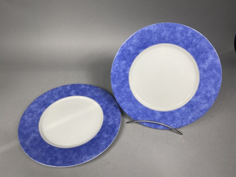 CHRISTOFLE - Service de table en porcelaine modèle "Alliance bleu" 45 pièces co…