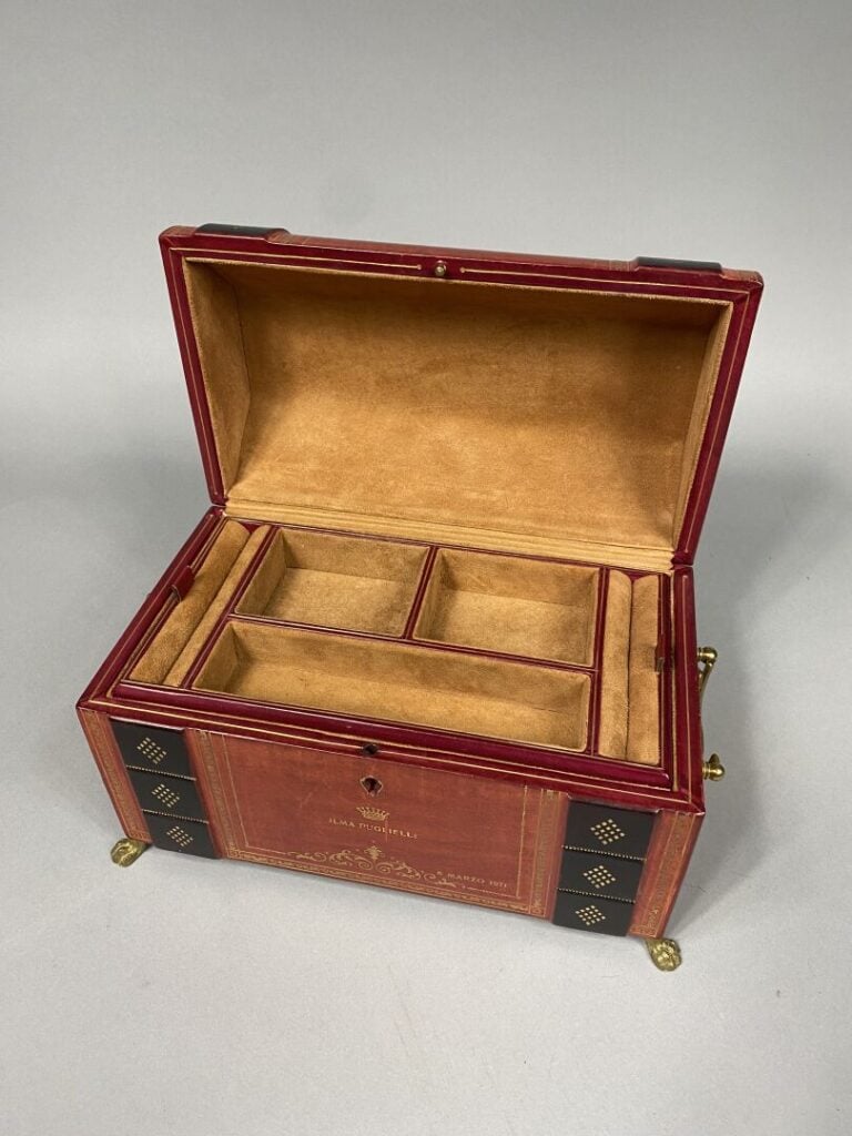Coffret à bijoux en cuir rouge à deux étages, l'un compartimenté, terminaison L…