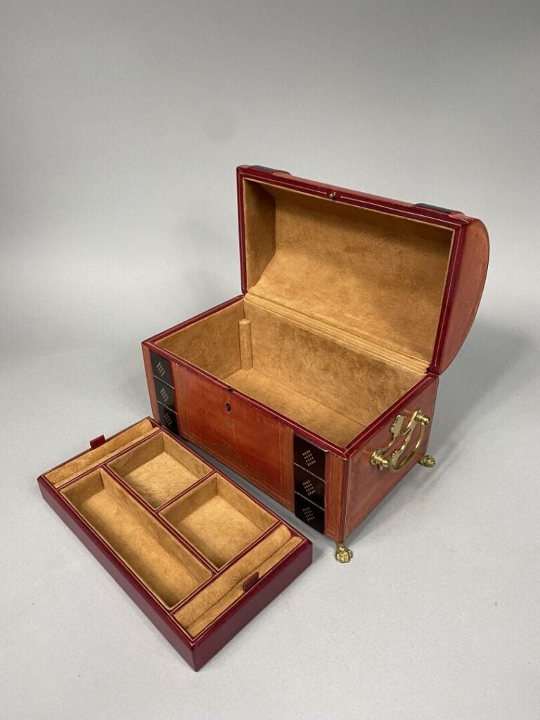 Coffret à bijoux en cuir rouge à deux étages, l'un compartimenté, terminaison L…