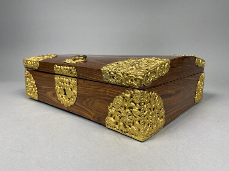 Coffret en placage de palissandre orné de plaques de laiton ajouré - Avec sa cl…