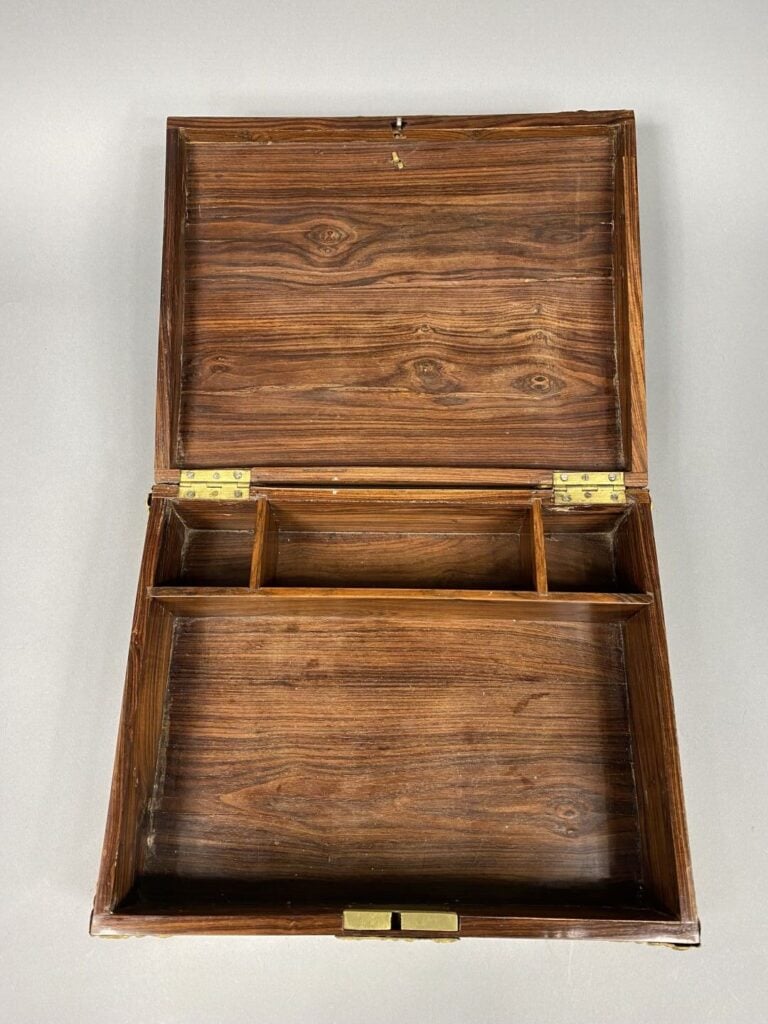 Coffret en placage de palissandre orné de plaques de laiton ajouré - Avec sa cl…