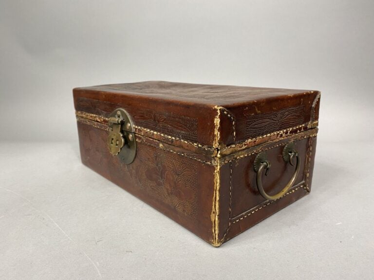 Coffret rectangulaire recouvert de cuir gaufré - 14 x 35 x 19 cm - (usures, man…