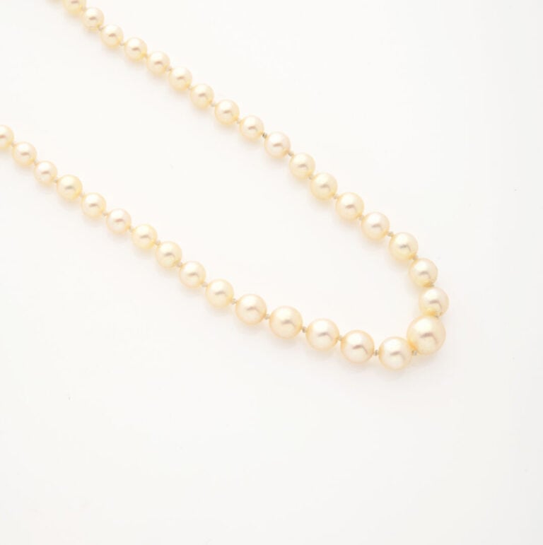 Collier de perles de culture disposées en chute, fermoir cliquet de forme tonne…