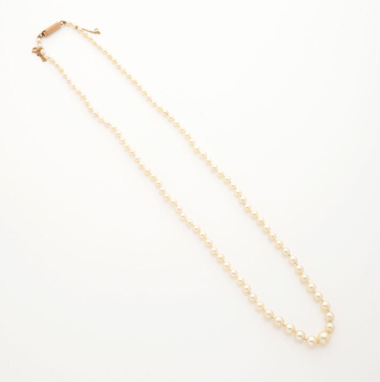 Collier de perles de culture disposées en chute, fermoir cliquet de forme tonne…