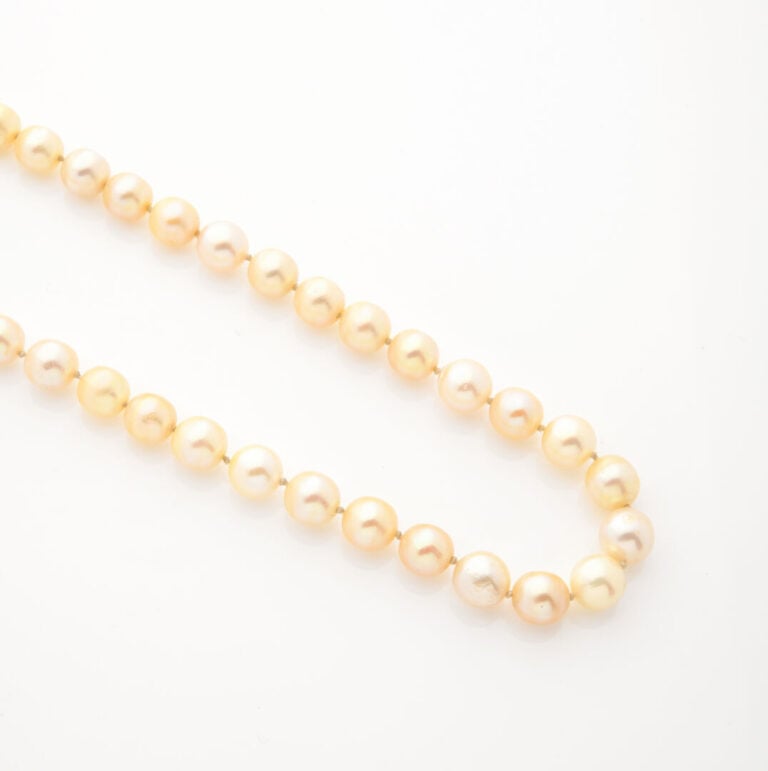 Collier de perles de culture, fermoir cliquet en or jaune (750) et chaînette de…