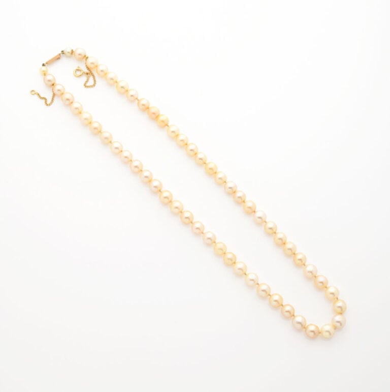 Collier de perles de culture, fermoir cliquet en or jaune (750) et chaînette de…