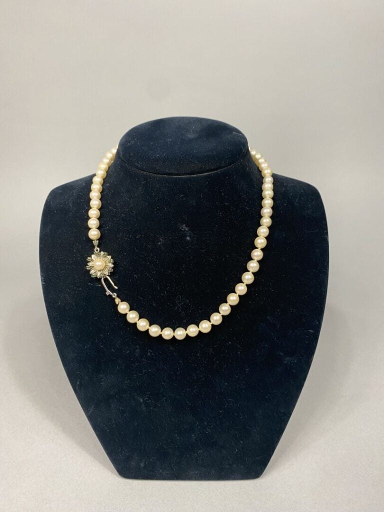 Collier de perles de culture, le fermoir en or 14k? orné d'une fleur surmontée…