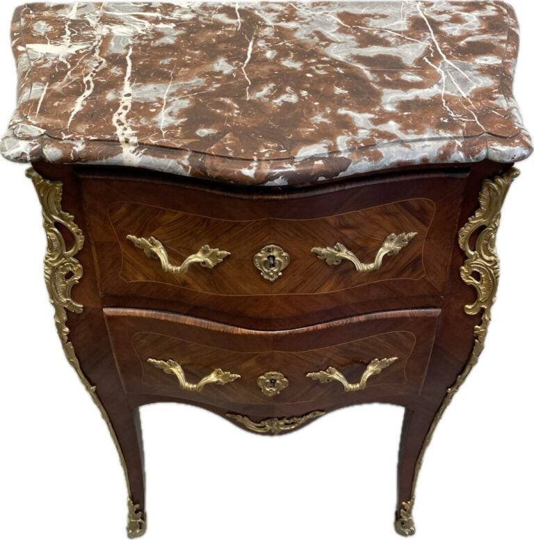 Commode d'entre-deux de forme légèrement galbée en bois de placage en frisage o…