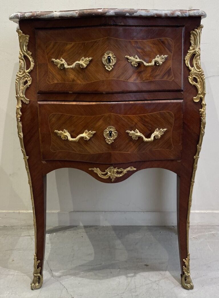 Commode d'entre-deux de forme légèrement galbée en bois de placage en frisage o…