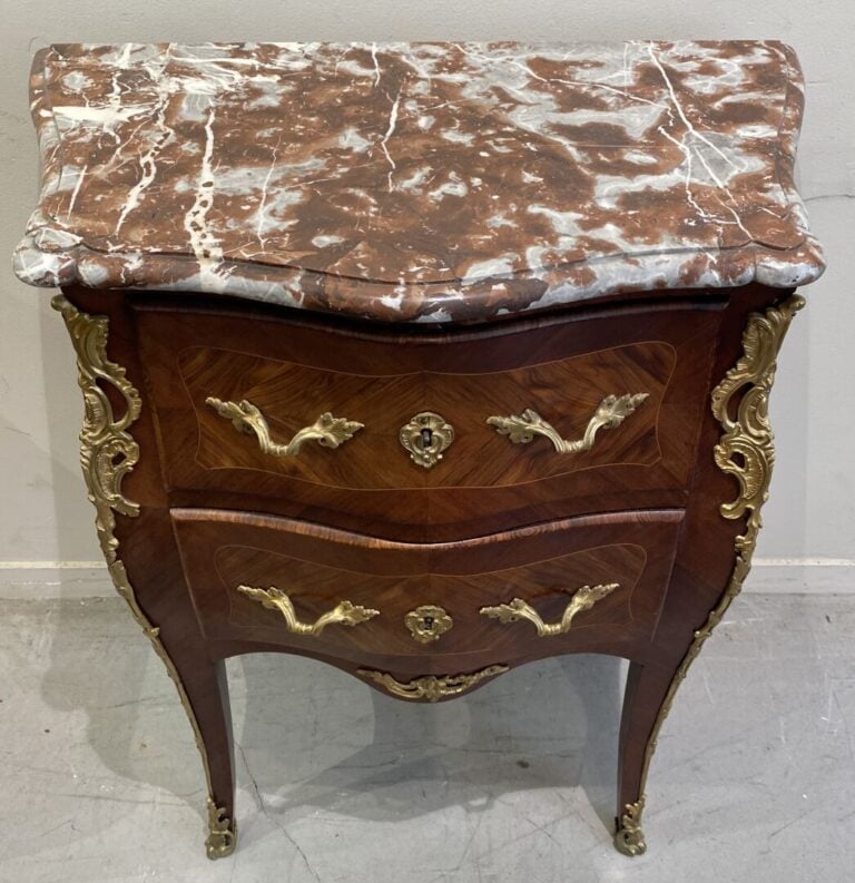 Commode d'entre-deux de forme légèrement galbée en bois de placage en frisage o…