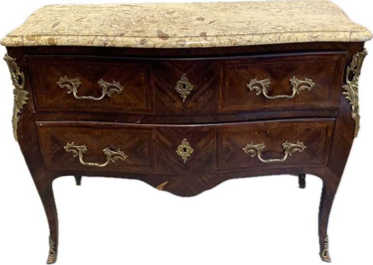 Commode de forme légèrement galbée en bois de placage ouvrant par deux tiroirs.…