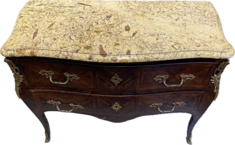 Commode de forme légèrement galbée en bois de placage ouvrant par deux tiroirs.…