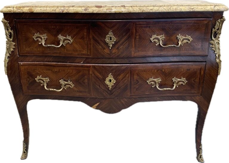 Commode de forme légèrement galbée en bois de placage ouvrant par deux tiroirs.…
