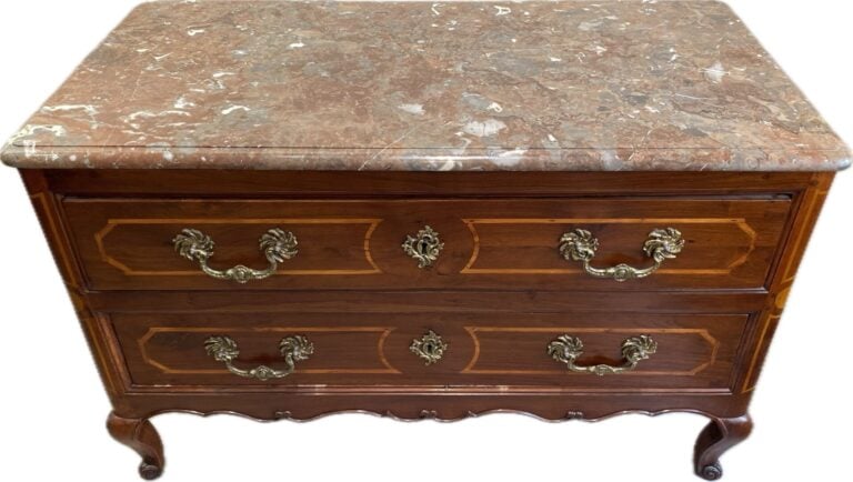 Commode en bois de placage ouvrant à deux tiroirs à décor de filets, ornementat…