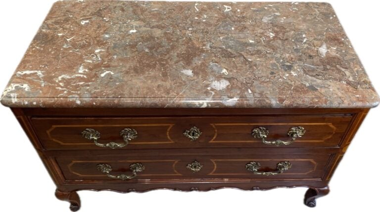 Commode en bois de placage ouvrant à deux tiroirs à décor de filets, ornementat…