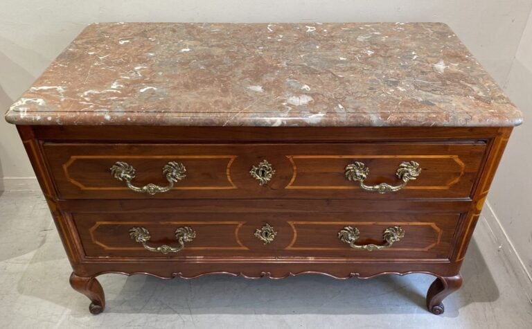 Commode en bois de placage ouvrant à deux tiroirs à décor de filets, ornementat…